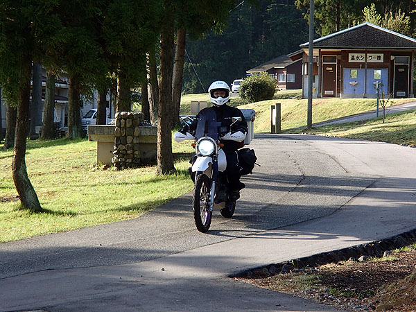 夜通し走ってこのキャンプ場に到着